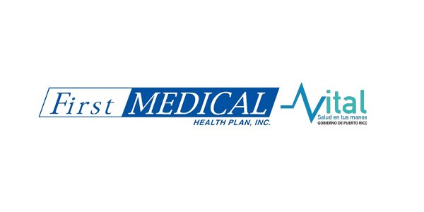 Logotipo de First Medical Vital, plan de salud, con un gráfico de línea de ritmo cardíaco, que dice 'Salud en tus manos, Gobierno de Puerto Rico'.