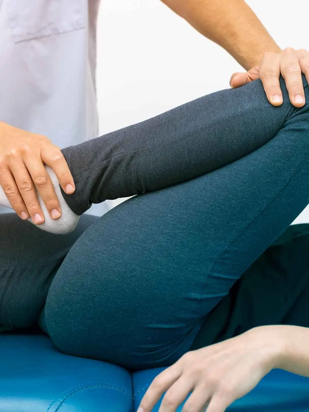 Un fisioterapeuta realiza una evaluación de la rodilla de un paciente.