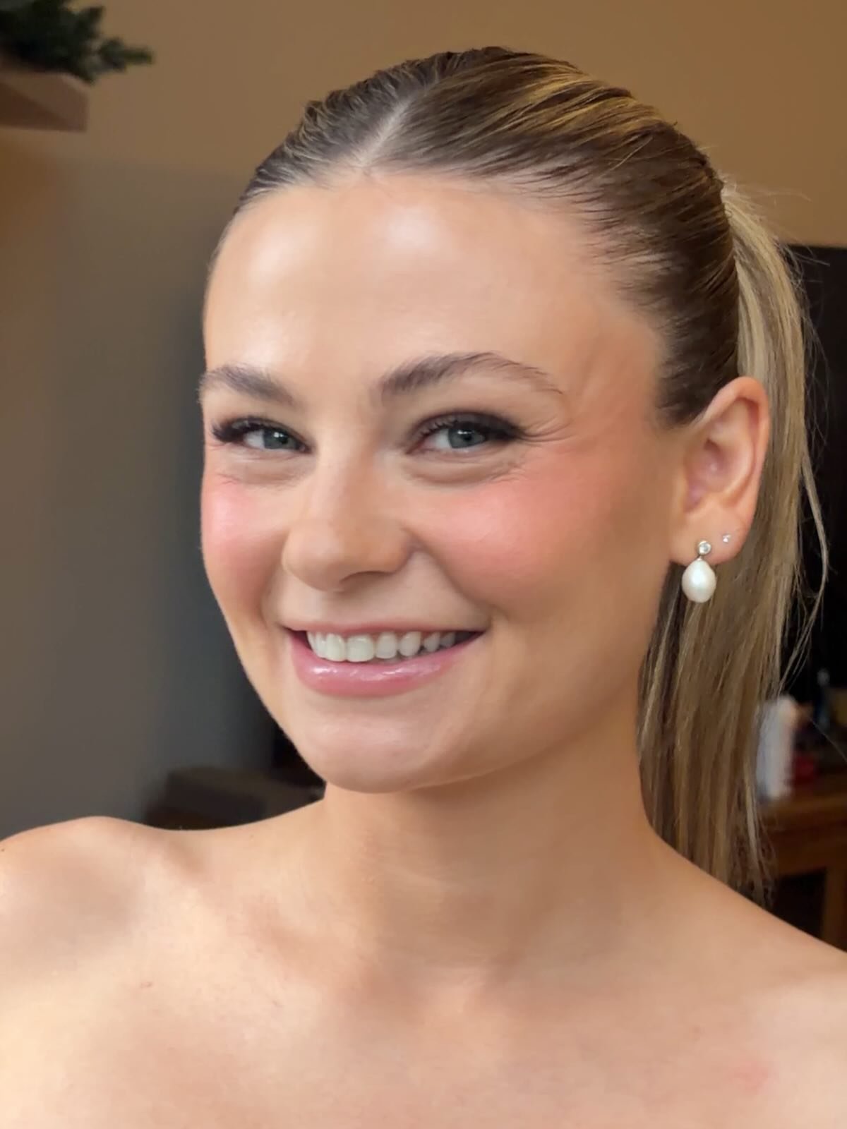 whistler wedding bridesmaid bliss🗻 

@makeupbymario bronzer in medium
@makeupforever lip liner in wherever walnut
@diorbeauty backstage foundation