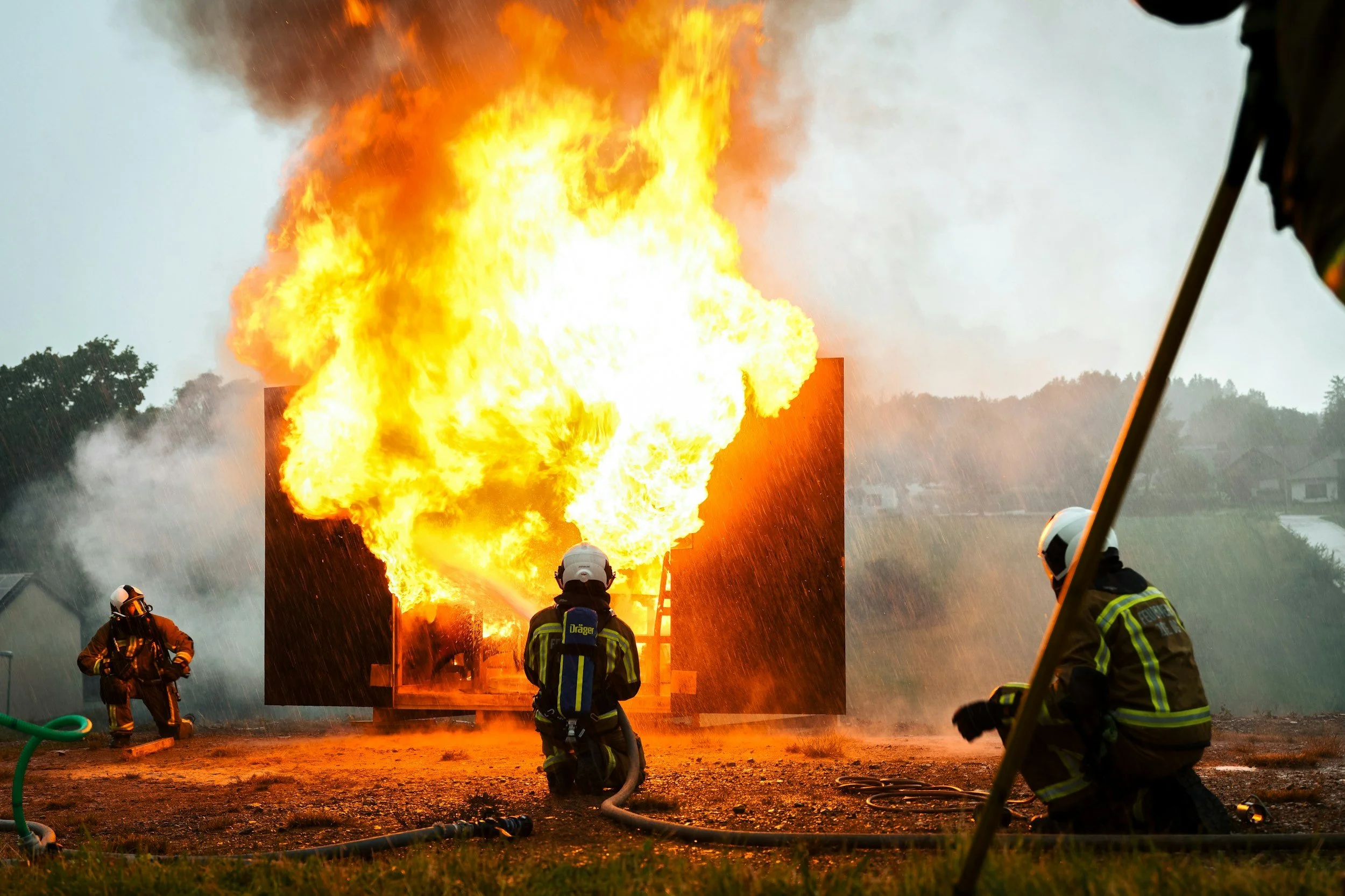 Brannmann slokker fullt overtent bygning – brannvern og beredskap – Safetysec