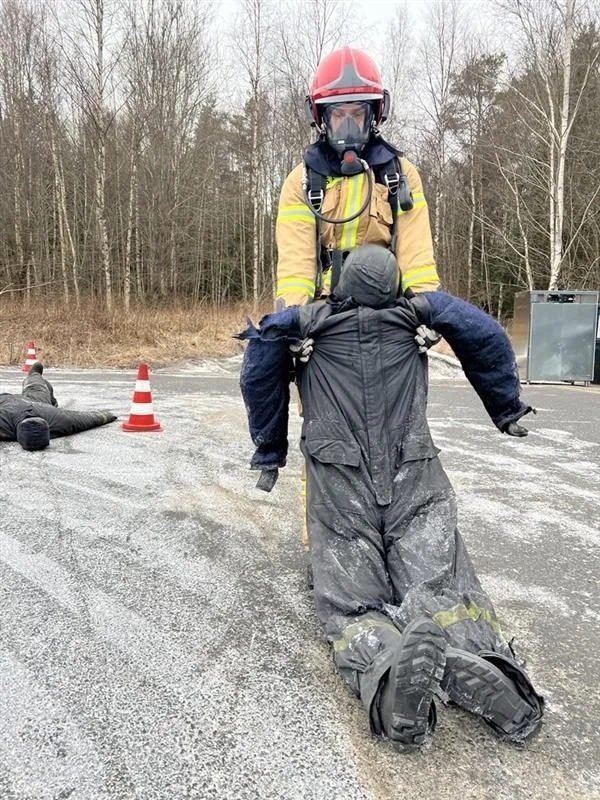 forsterket-forstehjelp-industrivern-evakuering-av-skadet-safetysec.jpg