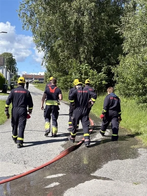 industrivernovelse-innsatspersonell-med-brannslange-safetysec.jpg