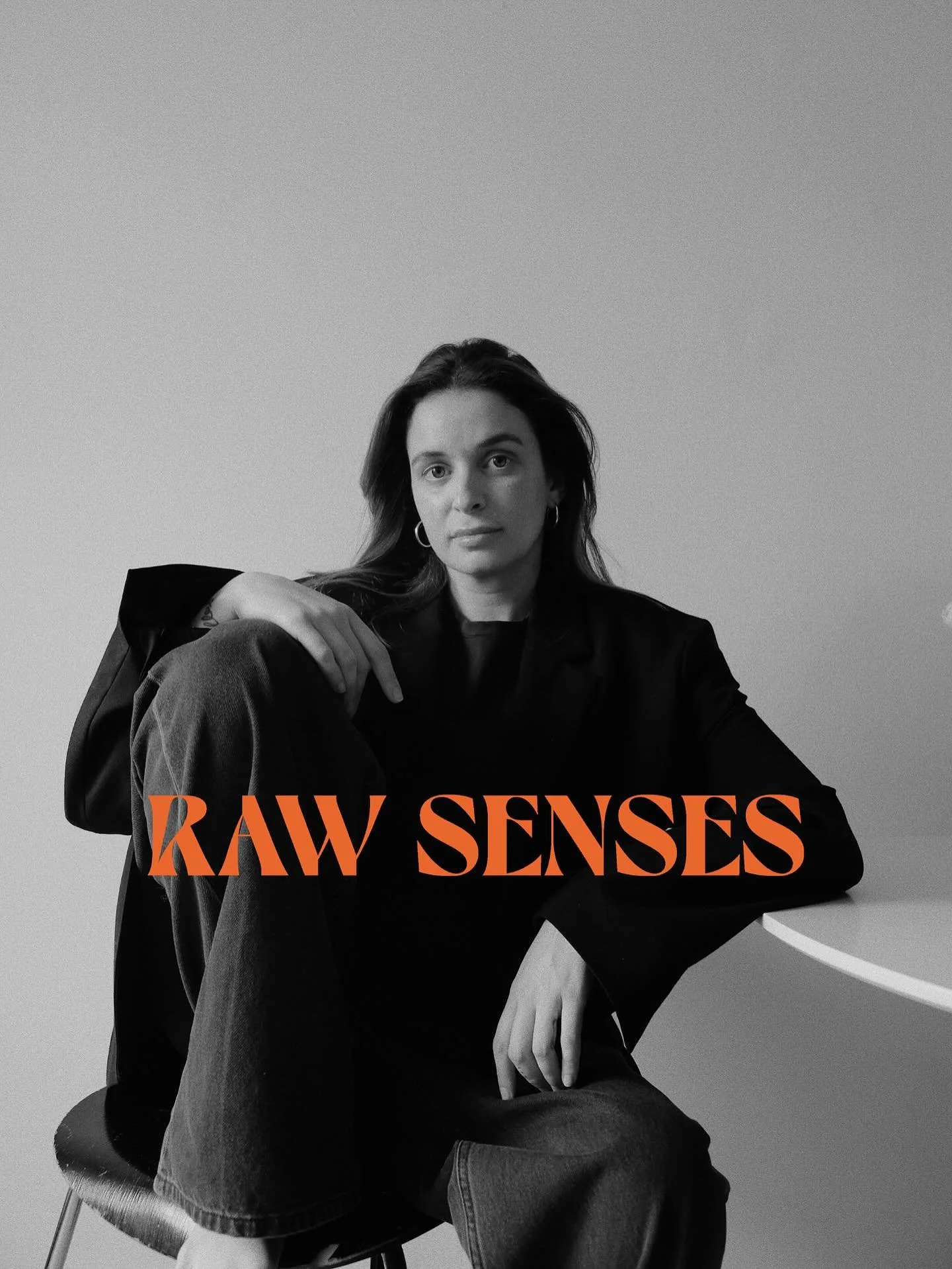 Hi, ich bin Mina 🤍
36 Jahre, Mama, Yogalehrerin &amp; Zykluscoach &ndash; und das Gesicht hinter RAW Senses.

Meine Reise hat mich weit getragen:
Bali wurde mein zweites Zuhause, in Indien und Nepal habe ich in einem Ashram und buddhistischen Kloste
