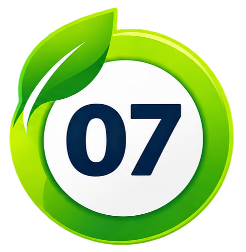 Logotipo con un número 07 en el centro, rodeado por una hoja verde y un borde en forma de círculo, en colores verde y blanco.