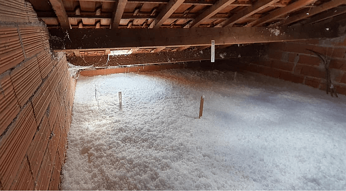 Hielo acumulado en un espacio de techado sin calefacción ni aislante