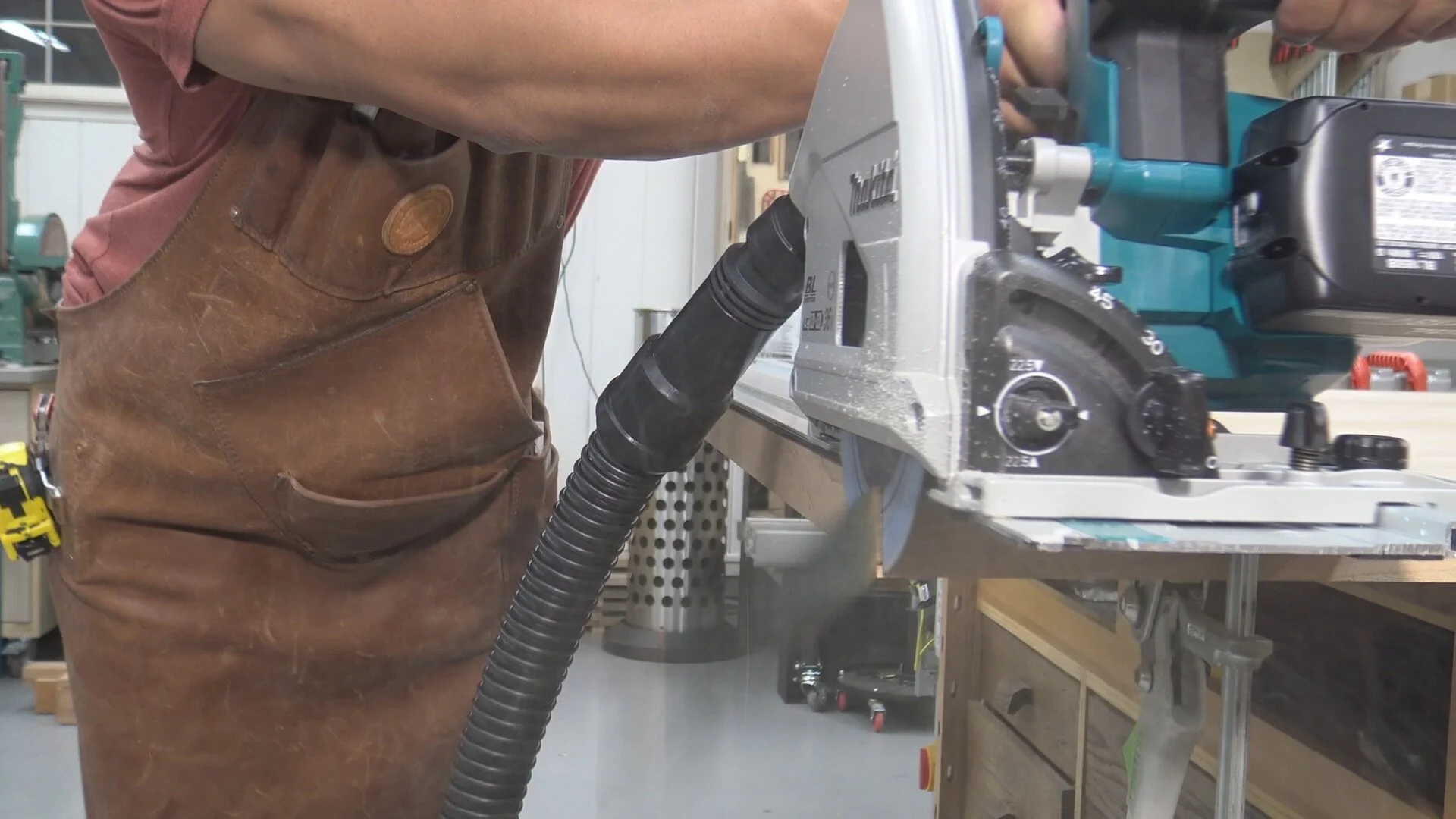 Crisp, clean, tear-out free cut with the Makita track saw