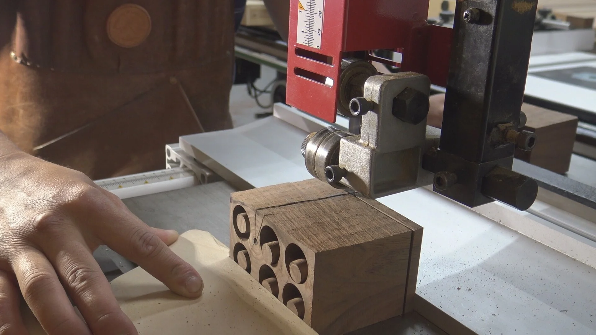 Releasing the dowels by crosscutting at the bandsaw