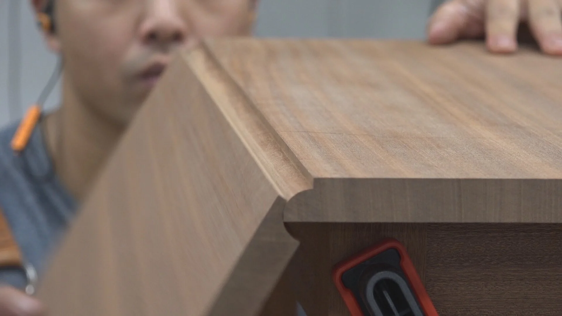 The Rockler Drop Leaf Hinges for Shaped Edges allows for the rule joints to rotate past one another.