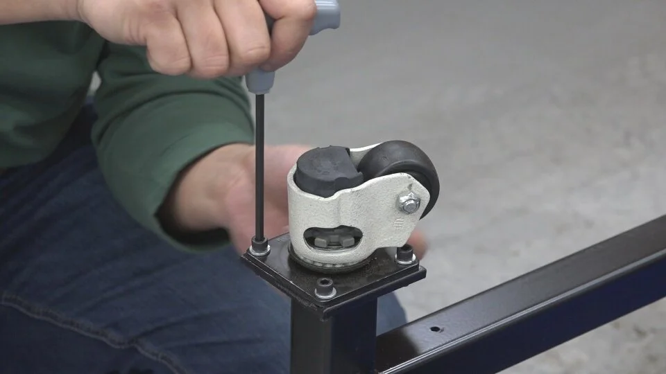 Finally, I attached the level foot caster.
