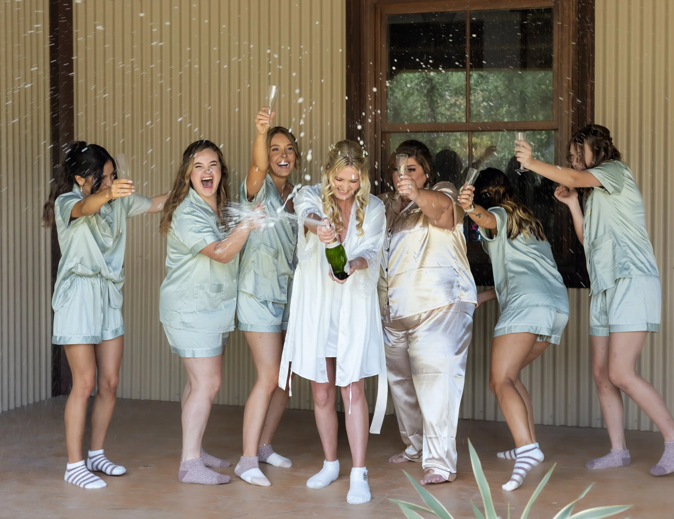 texas-wedding-photographer-bride-and-bridesmaids.jpg