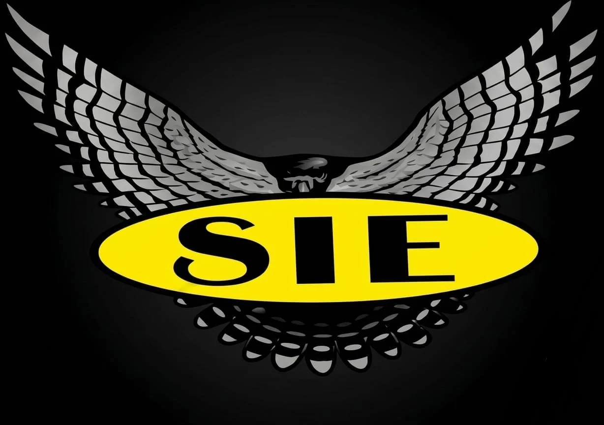 Logotipo con alas de murciélago y letras SIE en fondo amarillo.