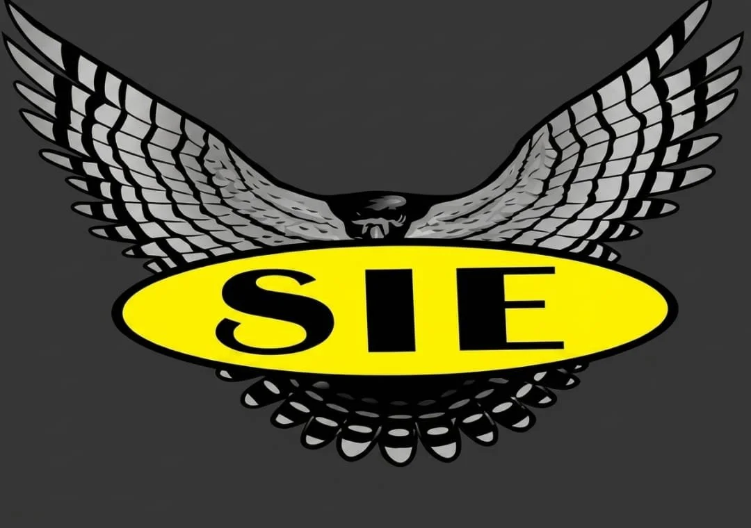 Logo de una ave en vuelo con un fondo gris y una etiqueta amarilla con las letras SIE en negro.