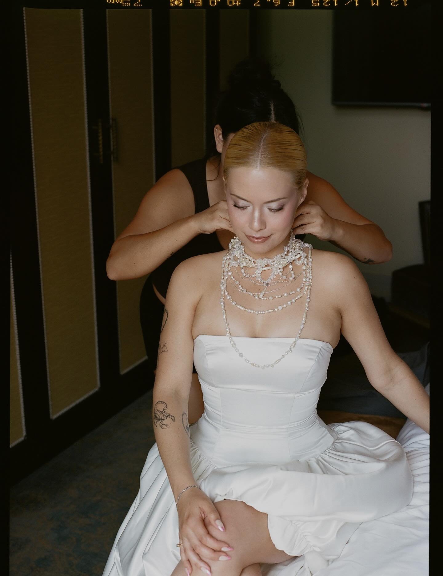 The bride wore wocus!!!! 🦢 

My best friend in the whole wide world, Maegan, got married last month in Amsterdam and I had the honor of OFFICIATING the wedding, doing their bridal makeup, and making them a custom necklace and matching earrings out o
