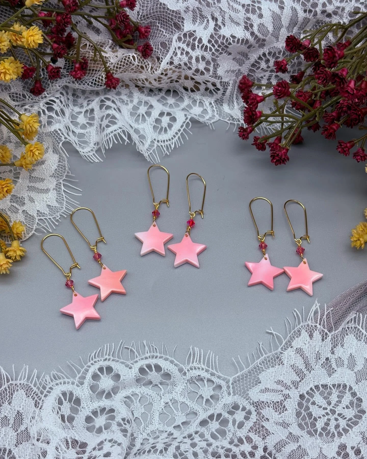 Pretty little pink conch stars and hearts on kidney hooks! 🥺 available on wocuspocus.com 💕💕💕