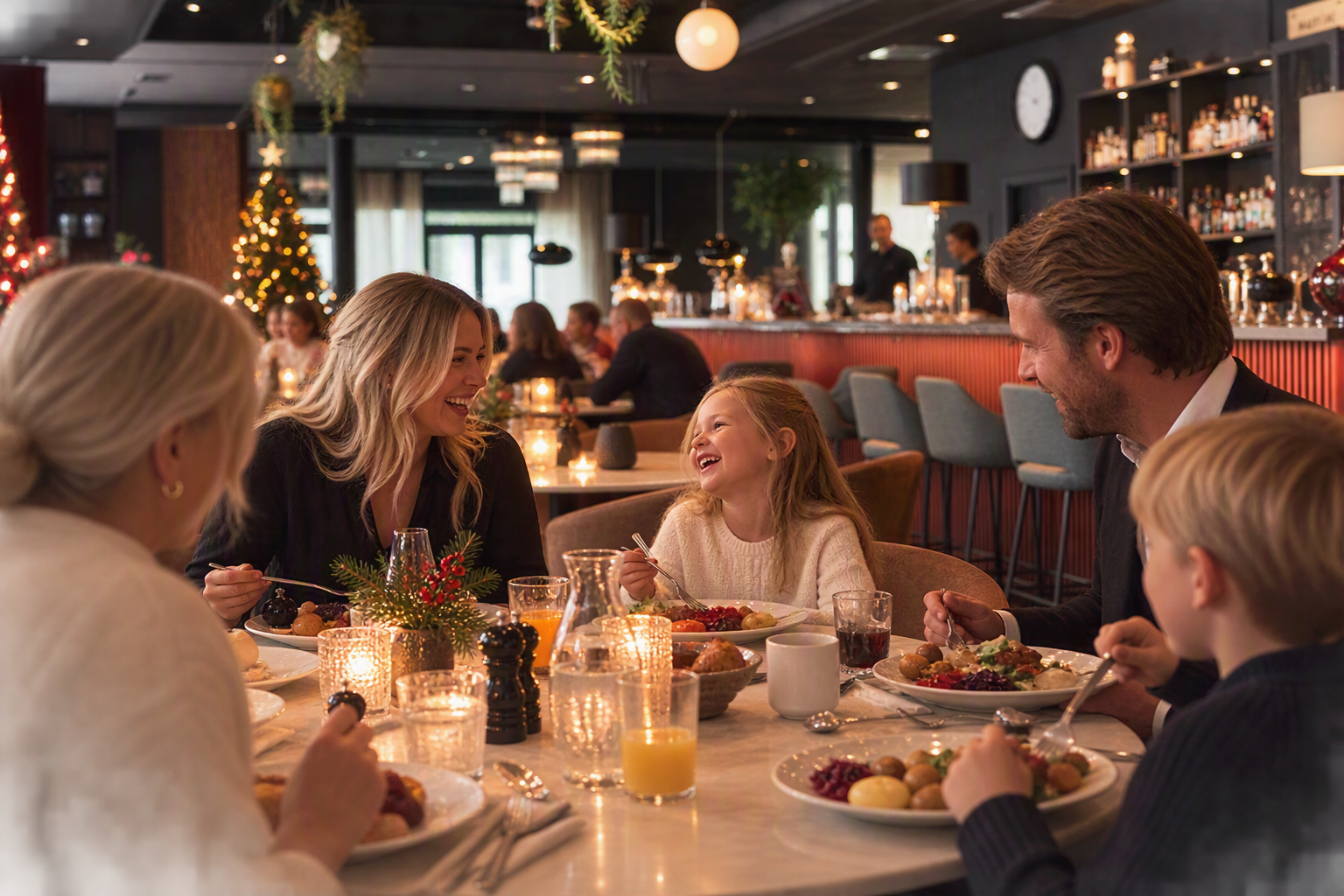Innendørs rom med store vinduer som viser by og trær utenfor. Rommet har moderne, runde taklamper og et teppe med mønster. Lett å komme inn i rommet, som kan brukes til møter eller arrangementer.