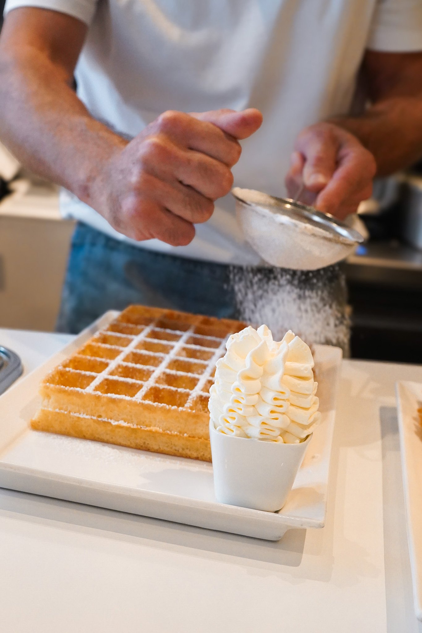 Vers gebakken wafel met toppings bij Lizzies Waffles in Brugge