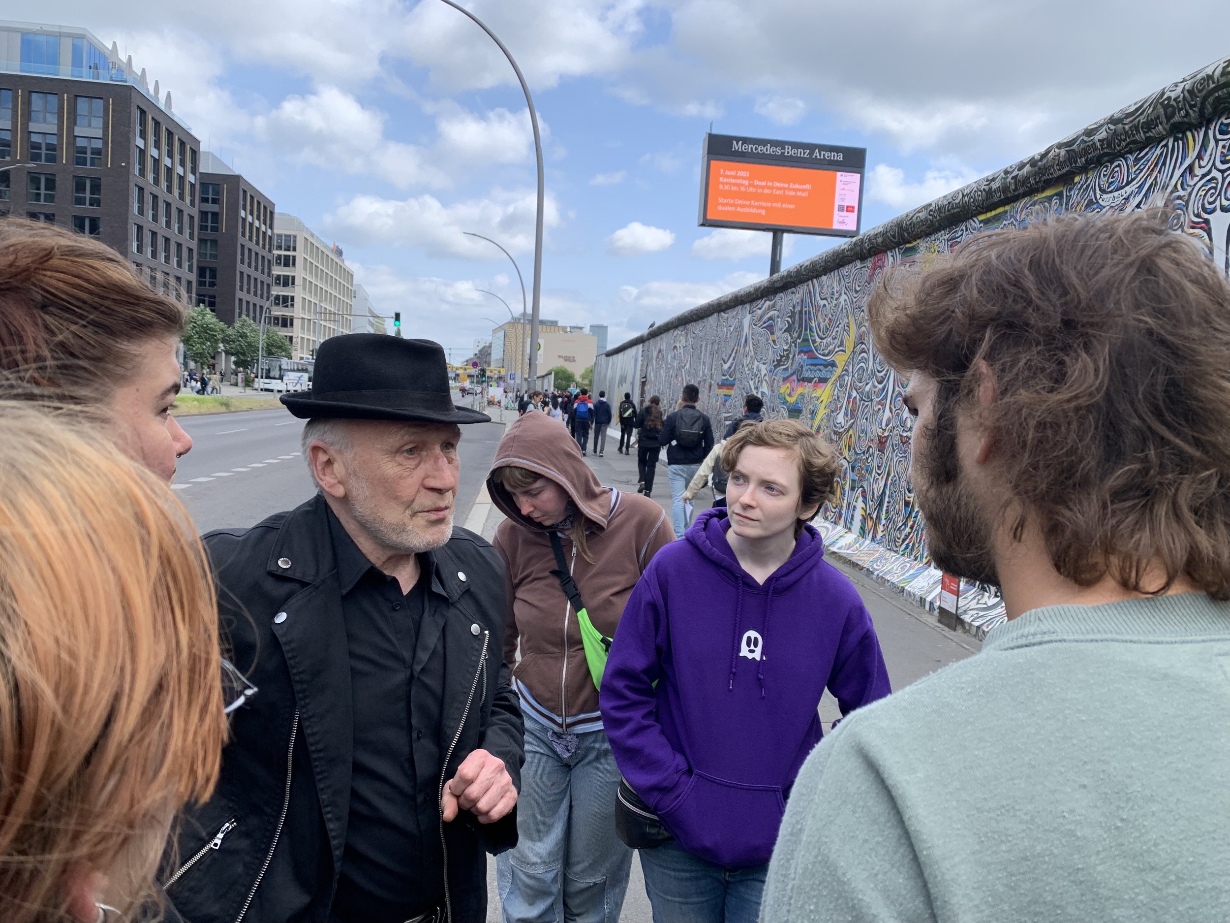 Students meet with Günther Schaeffer, artist and founder of the East Side Gallery 