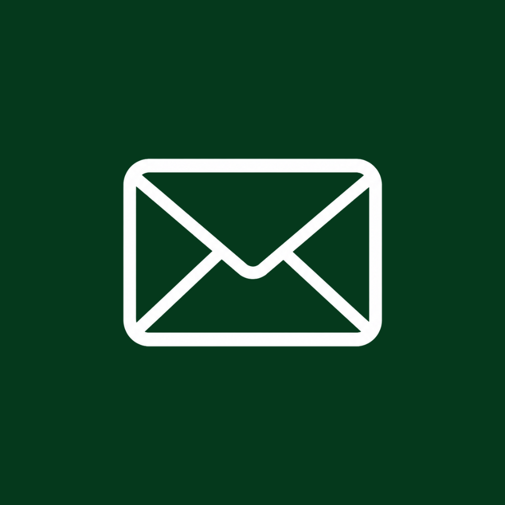 Icône blanche d'une enveloppe de courrier sur fond vert.