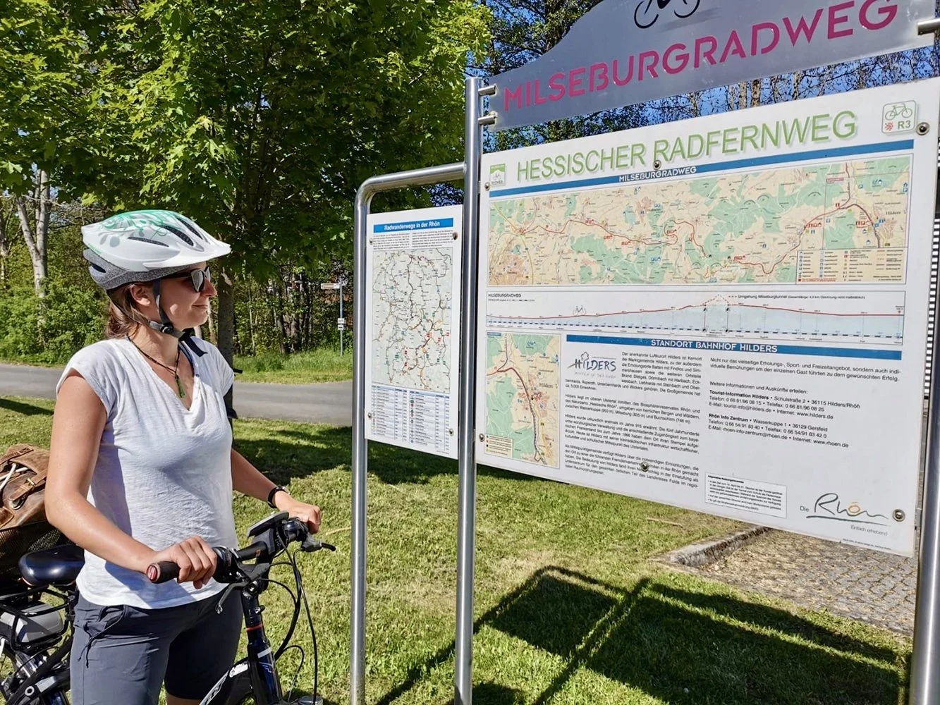 Radfahrerin am Milseburgradweg