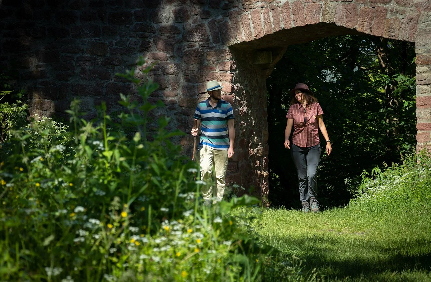 Paar am Eingang der Auersburg