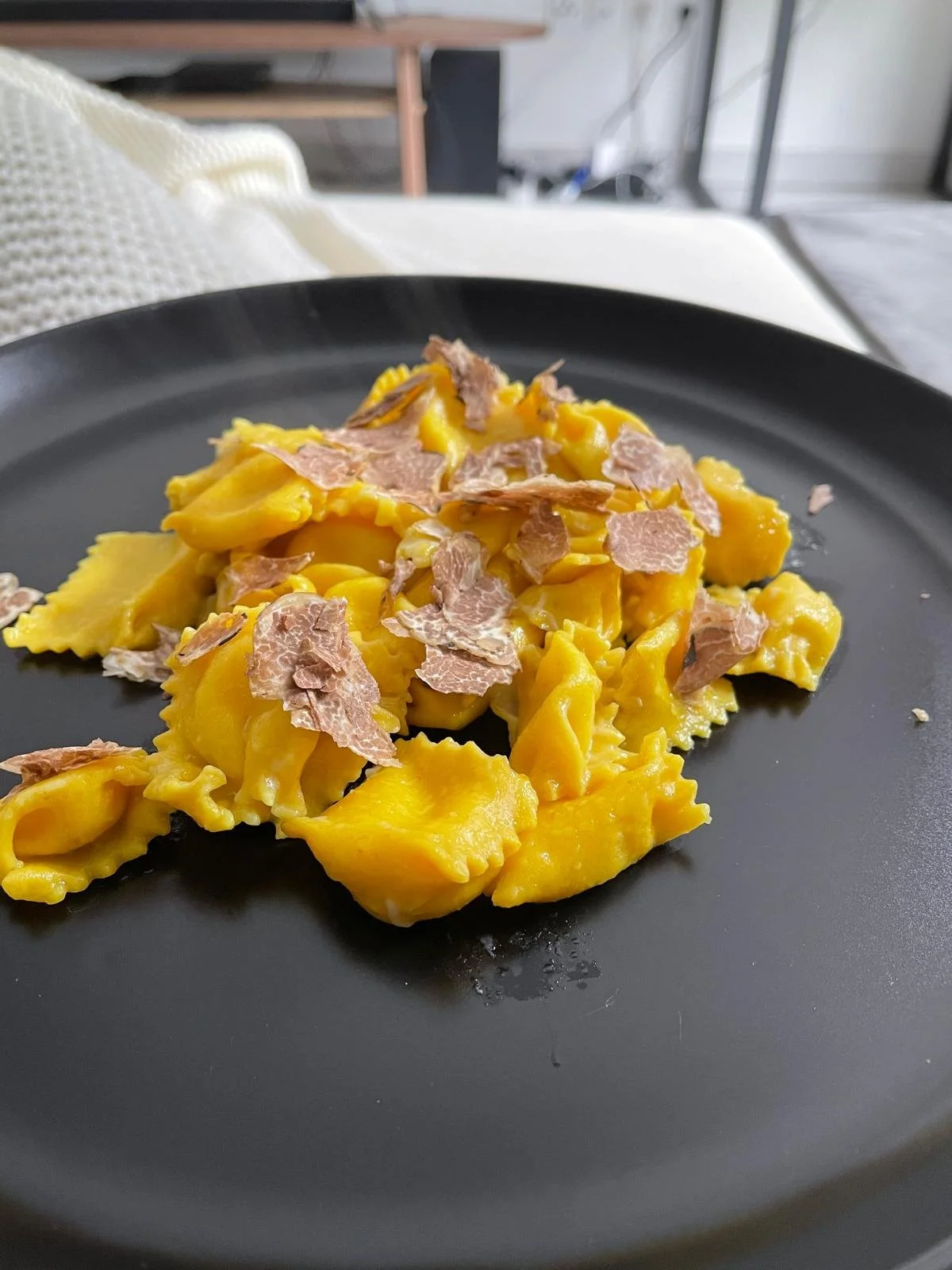 Ravioli del plin avec copeau de truffe blanche d'Alba, Piémont, Italie.