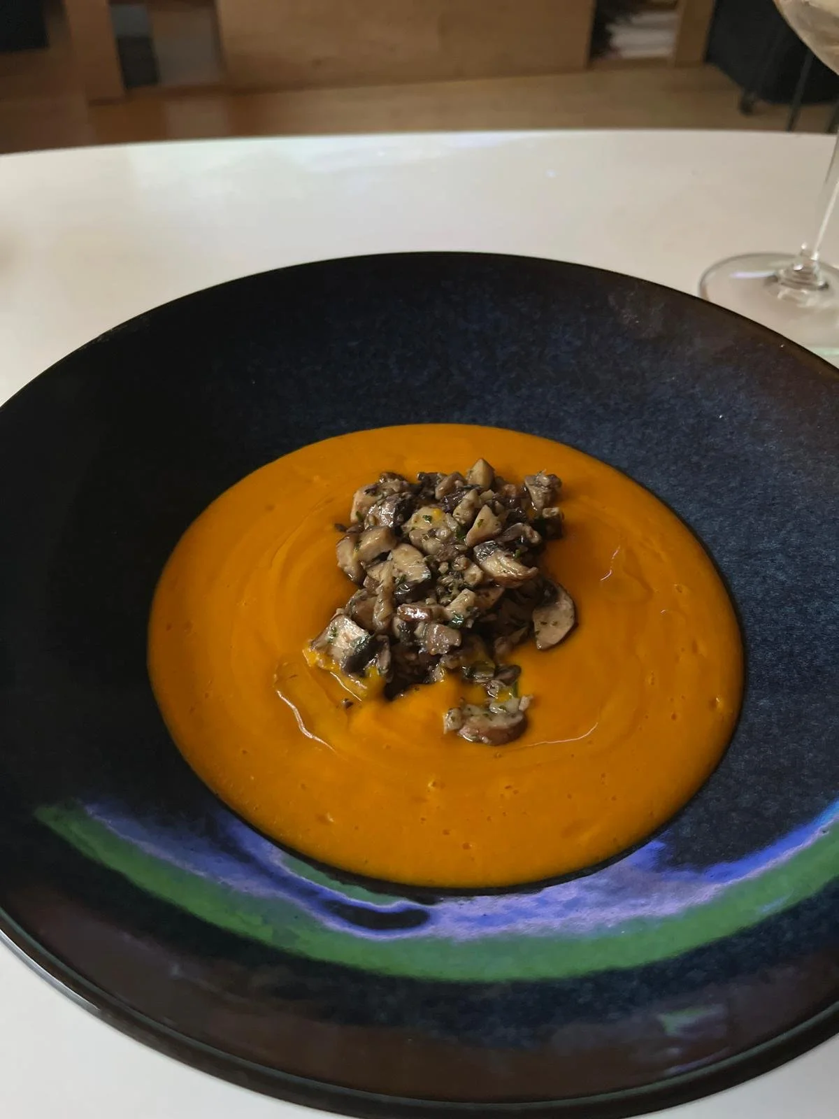 Velouté de courge / butternut avec des petits champignons poêlés. 