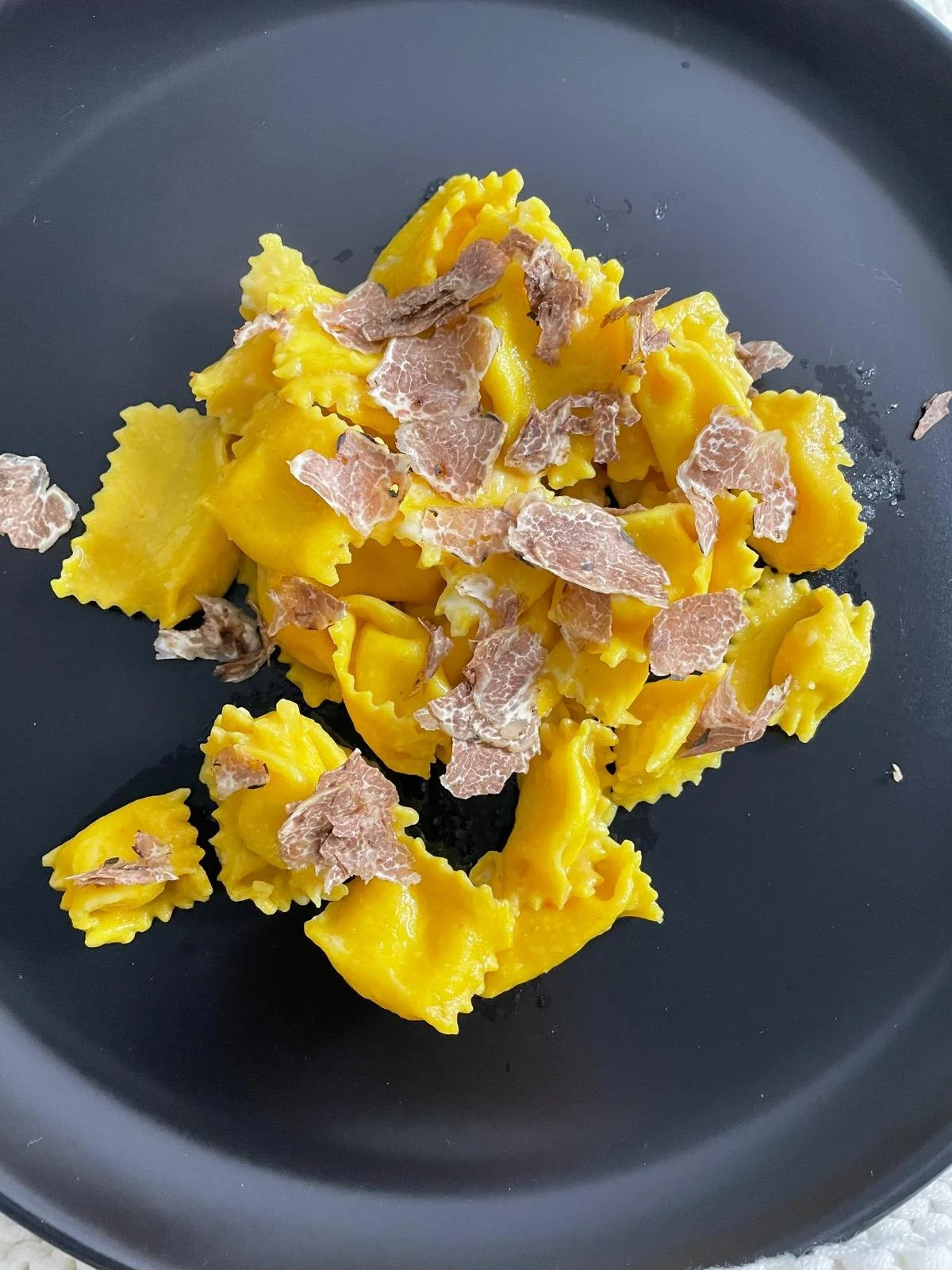 Ravioli del plin avec copeau de truffe blanche d'Alba, Piémont, Italie.