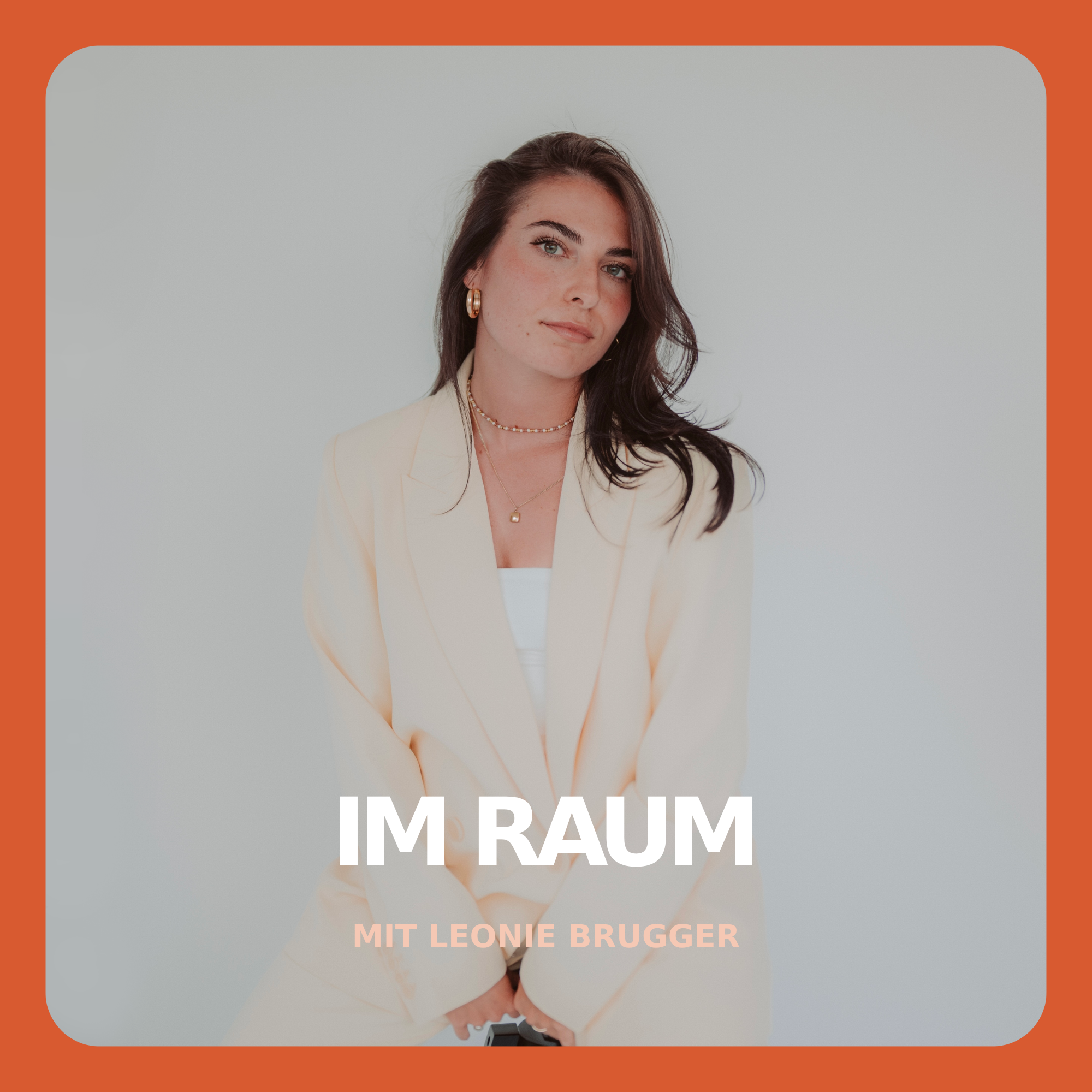 Cover of a book titled 'Im Raum' by Mit Leonie Brugger featuring a woman with dark hair, wearing a white blazer and gold jewelry, against a light background.