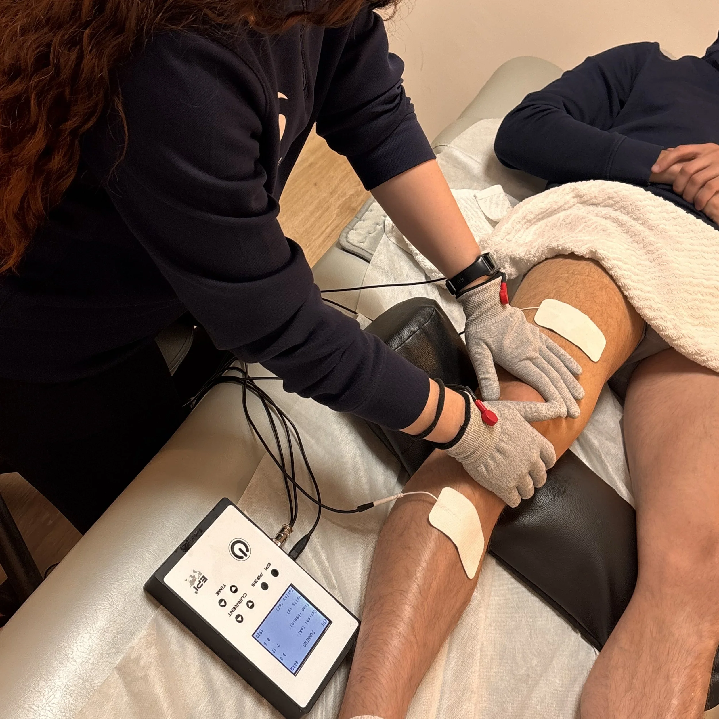 Fisioterapeuta tratando una rodilla en la consulta de Método Jorge Sánchez en Burgos.