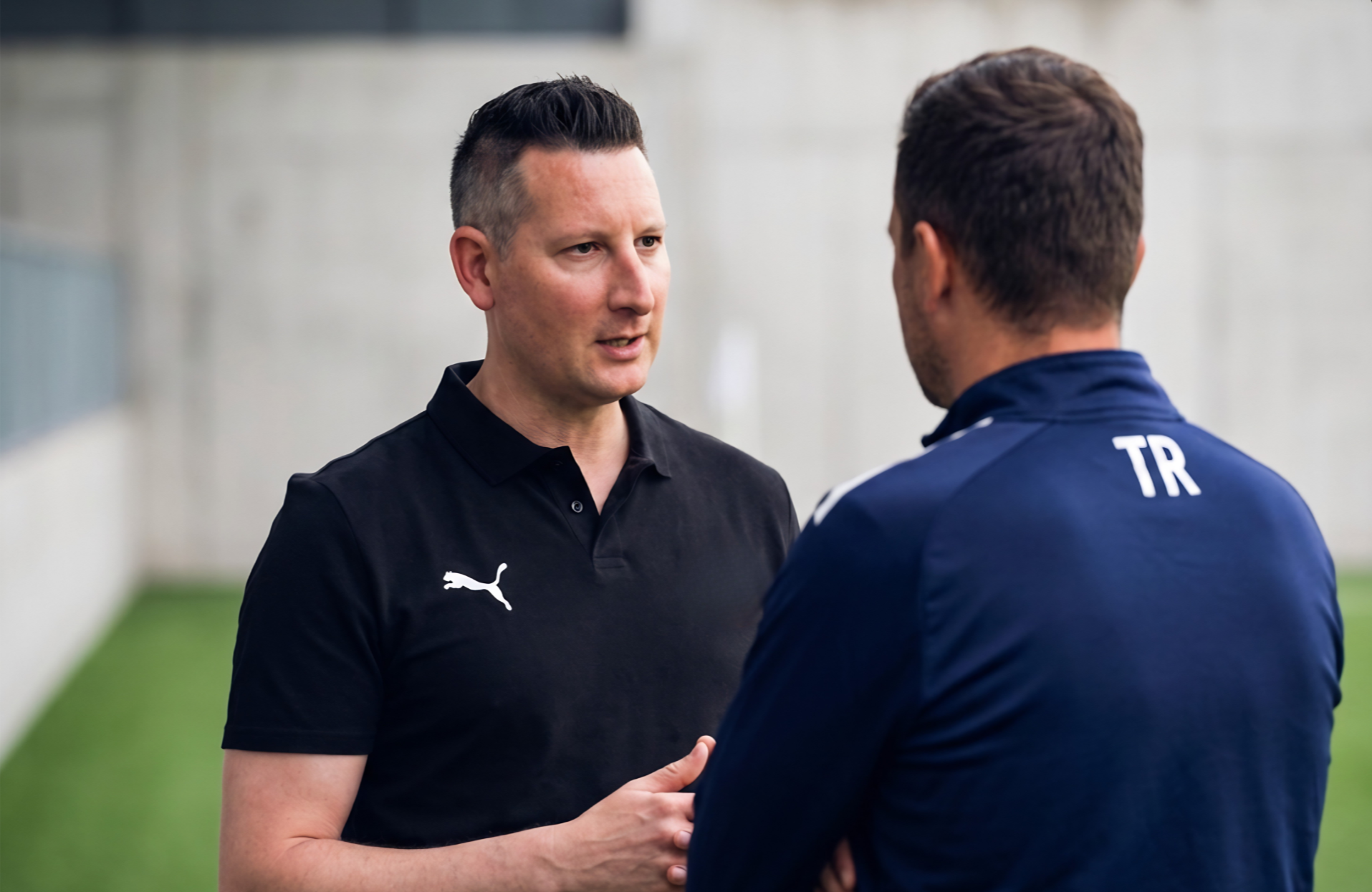 Medien-Profi, Journalist, PR- und Sport-Berater Thomas Pfeiffer im Gespräch und in der Beratung/Coaching mit dem Trainer (TR) einer Sportmannschaft.