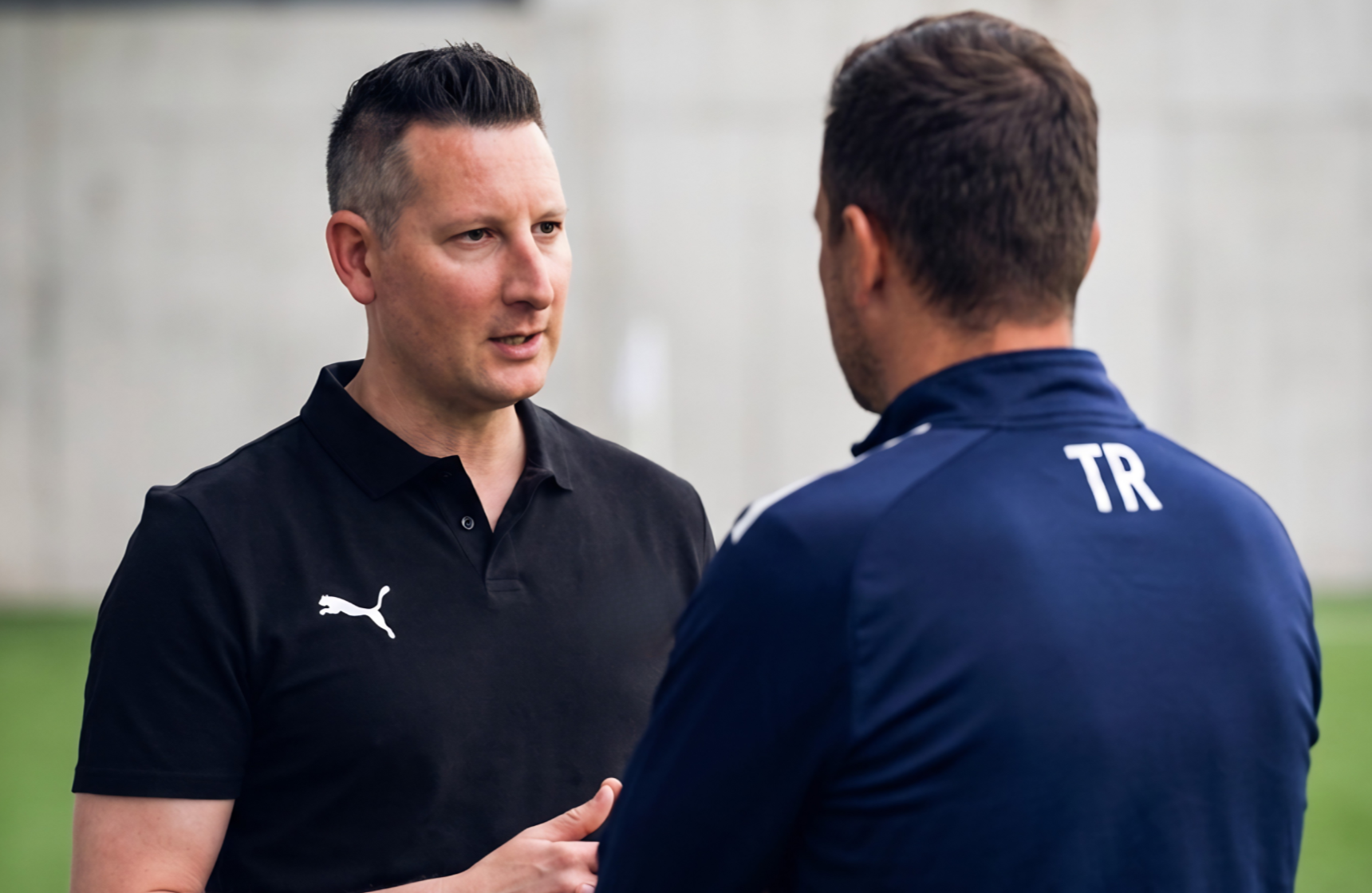 Medien-Profi, Journalist, PR- und Sport-Berater Thomas Pfeiffer im Gespräch und in der Beratung/Coaching mit dem Trainer (TR) einer Sportmannschaft.