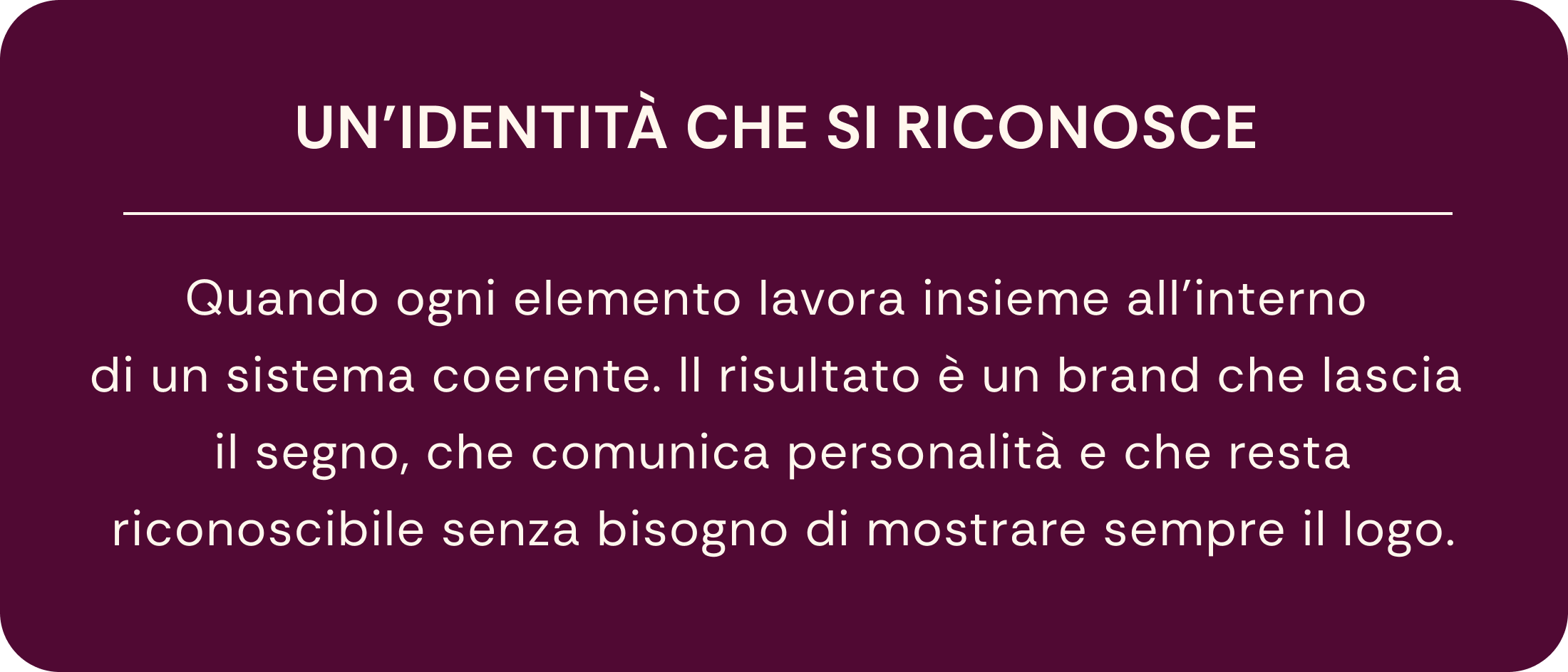 Schermata con sfondo viola scuro e testo bianco che descrive un'identità riconoscibile attraverso un sistema coerente, lasciando un segno distintivo senza mostrare sempre il logo.
