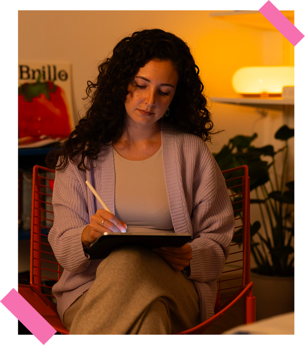 Emma Barducci, graphic designer e brand designer, nel suo studio a Firenze