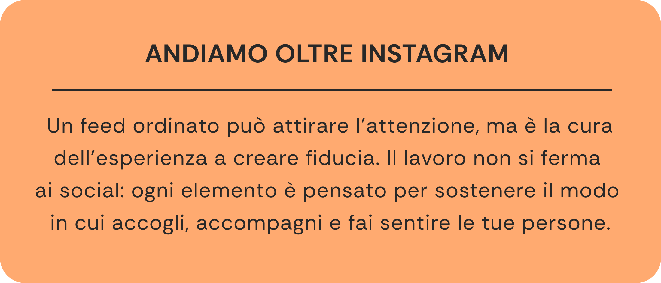 Grafica con sfondo arancione chiaro e testo in italiano che parla di andare oltre Instagram, sottolineando l'importanza della cura dell'esperienza e della fiducia, piuttosto che del semplice aspetto estetico delle feed sui social.