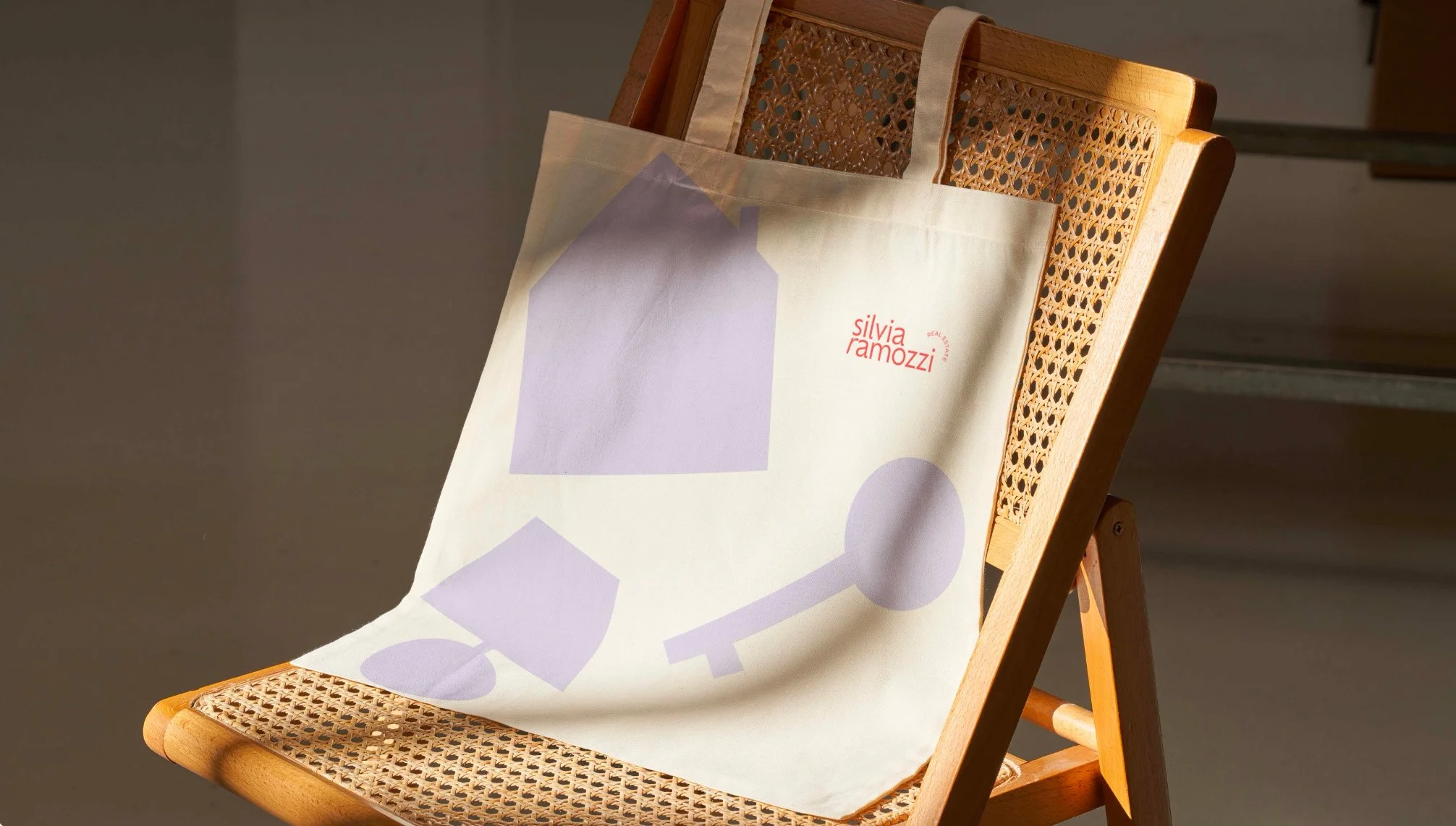 borsa di tela con illustrazioni personalizzate per una agente immobiliare