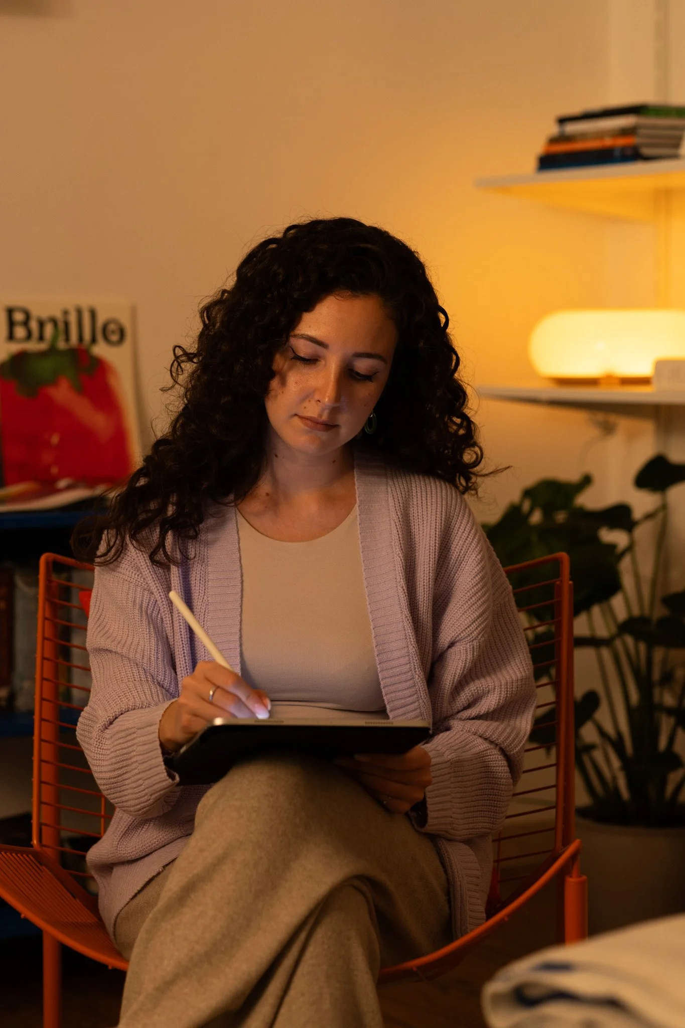 Emma Barducci che disegna con l'iPad nel suo ufficio a Firenze
