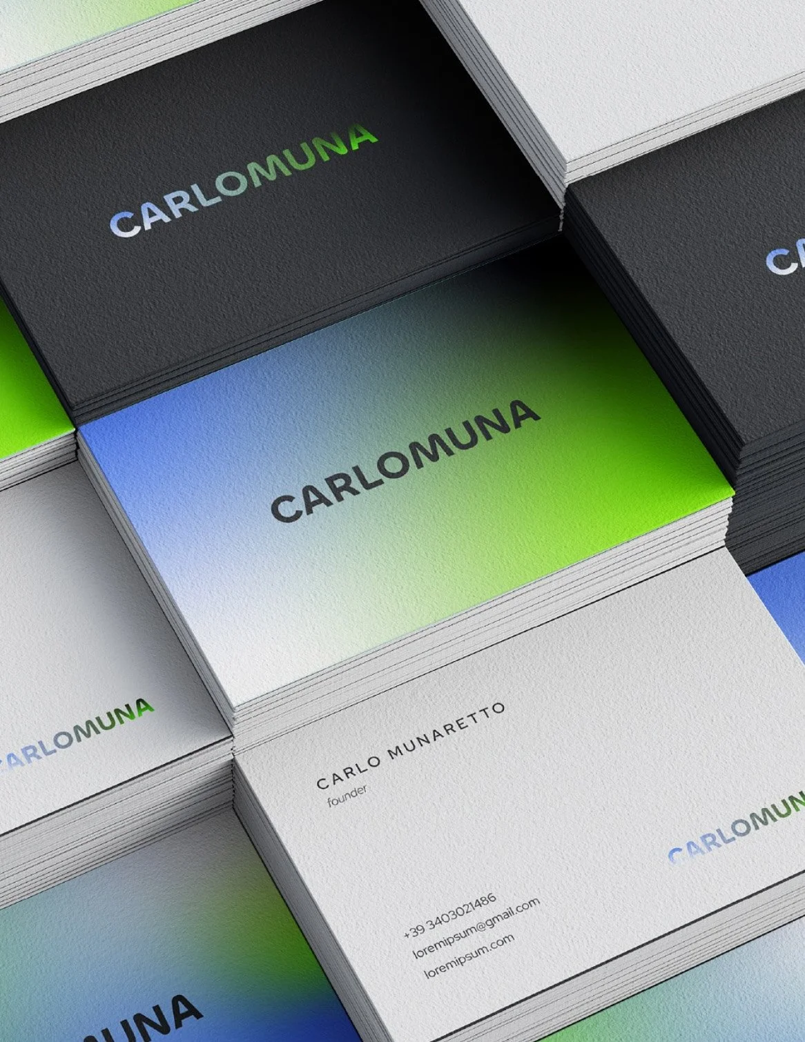 Biglietti da visita con design moderno, testo 'CARLOMUNA' e dettagli di contatto, in bianco, nero, blu e verde.