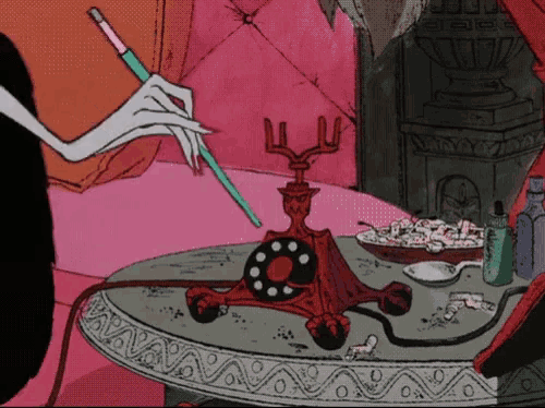 Una mano dipinge una candela rotta e un candelabro sulla superficie di un tavolo in una stanza con arredi in stile antico.