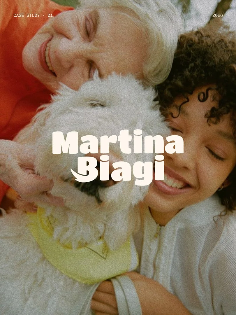 Una donna anziana, una bambina e un cane bianco felici che si abbracciano.