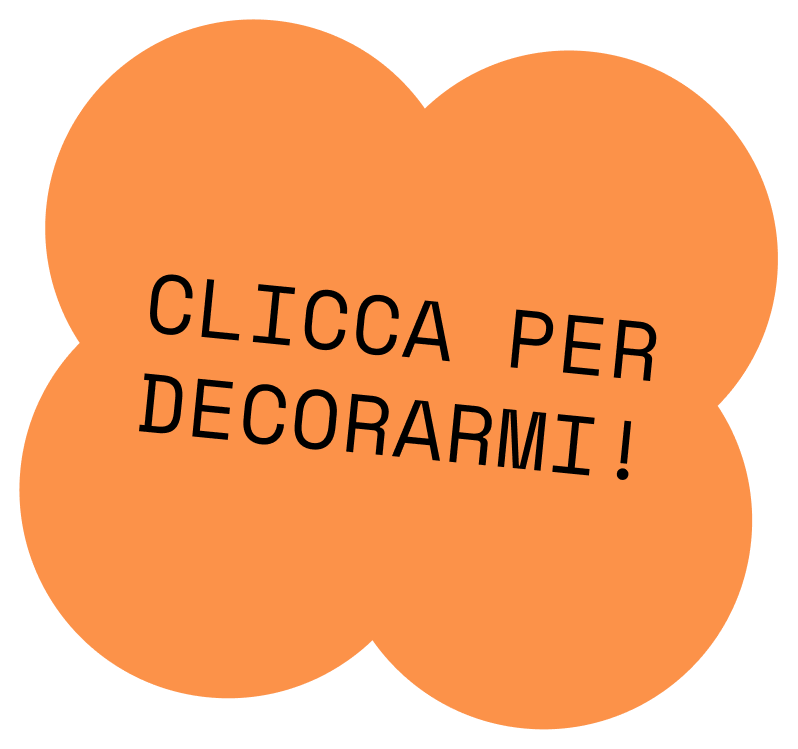 Un'illustrazione a forma di fiore con cinque petali di colore arancione, contenente la scritta 'Clicca per decorarmi!' in italiano.