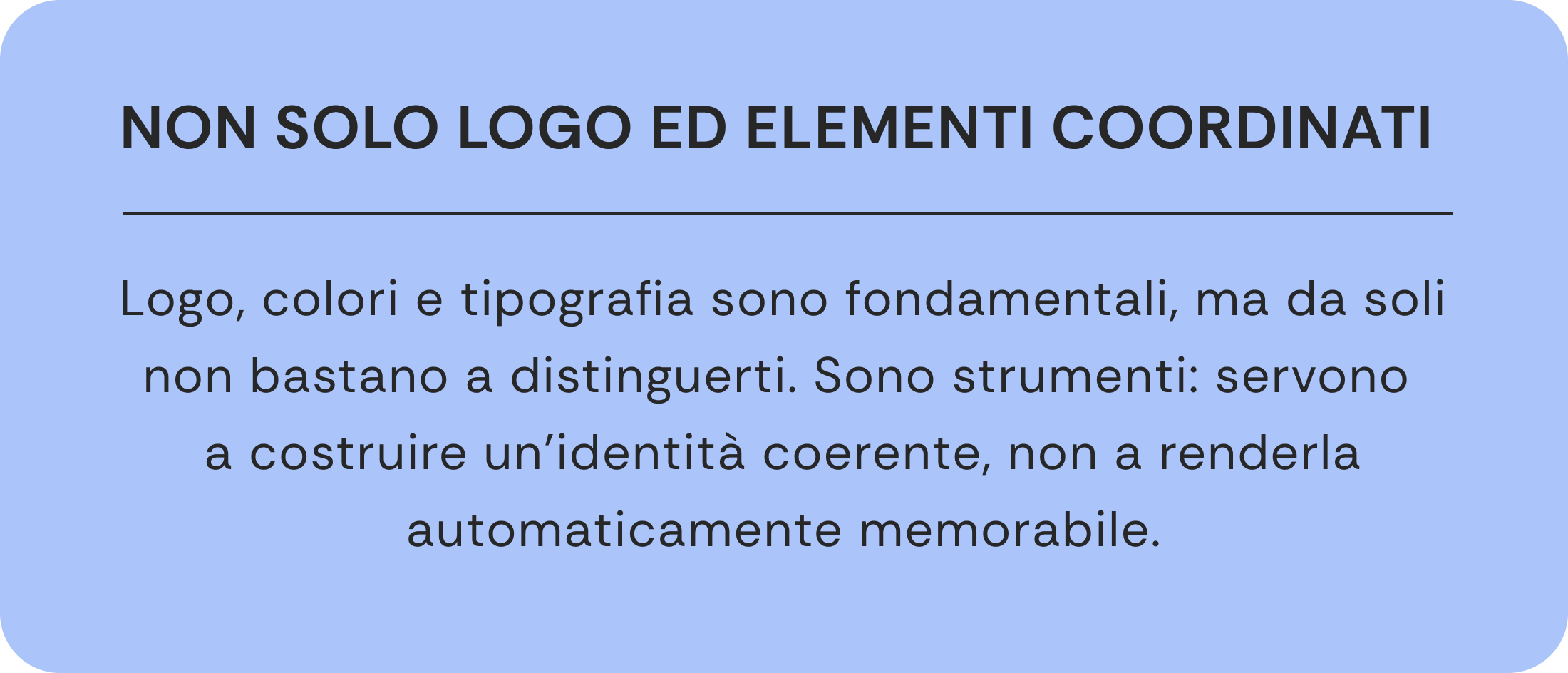 Un grafico con sfondo azzurro contiene un testo che discute l'importanza di logo, colori e tipografia come strumenti di identità visiva, sottolineando che da soli non basta ma devono essere coerenti e memorabili.