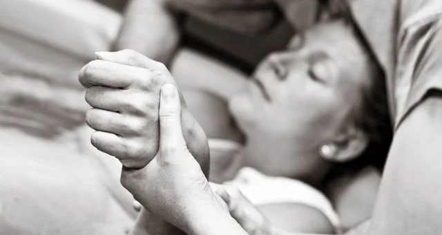doula holding hand for support