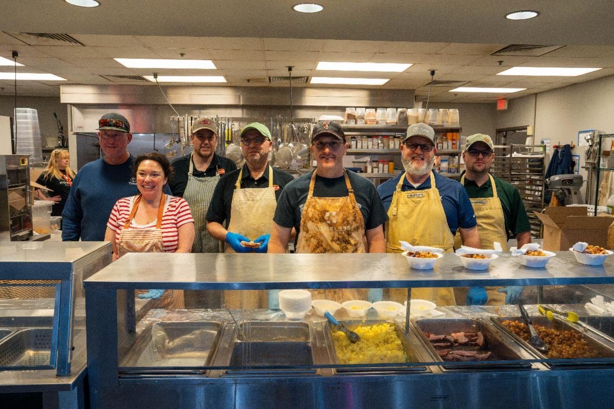 Tyson Team Serves at Homeless Alliance