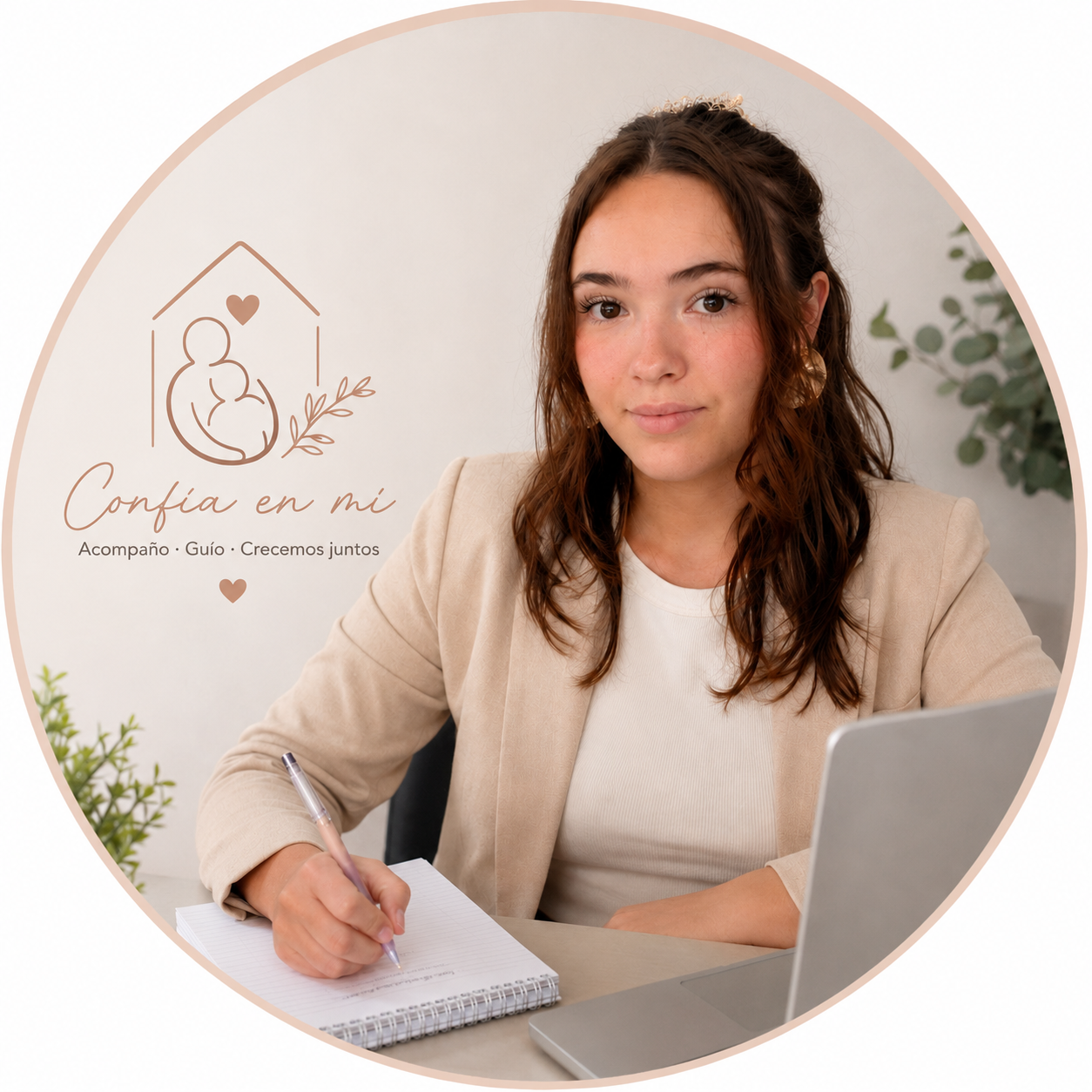 Una mujer joven con cabello rizado de cabello castaño, vestida con un saco beige, en una oficina, escribiendo en un cuaderno y frente a una computadora portátil, con un fondo de plantas y logo que dice 'Confía en mí' que tiene un dibujo de una madre y un hijo, acompañado de las palabras 'Acompaña, Guía, Crescemos juntos'.