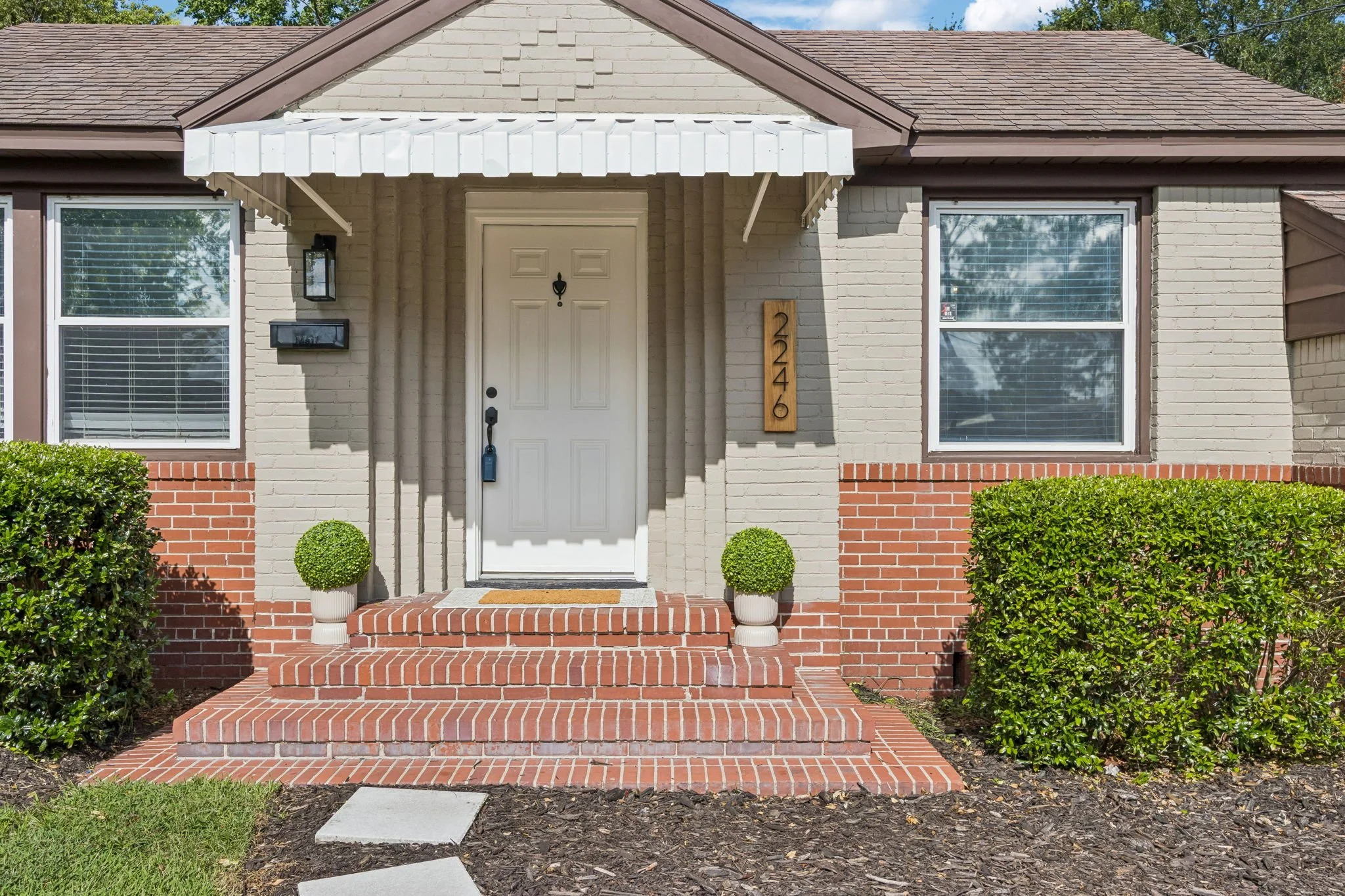 5-web-or-mls-2246 Redfern Rd-5.jpg