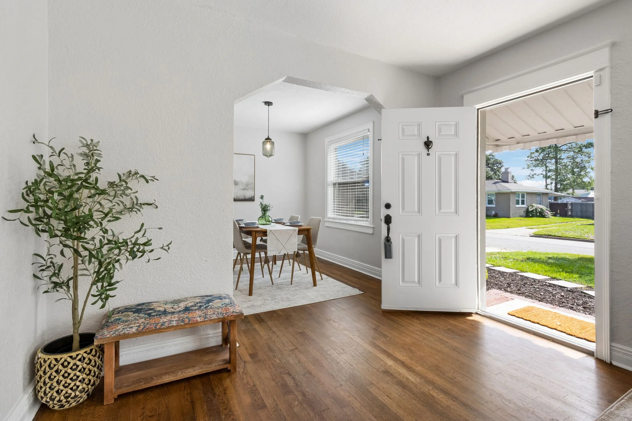 6-web-or-mls-2246 Redfern Rd-6.jpg