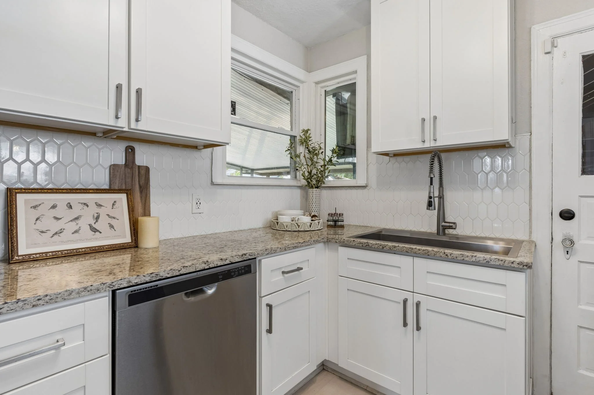21-web-or-mls-2246 Redfern Rd-24.jpg