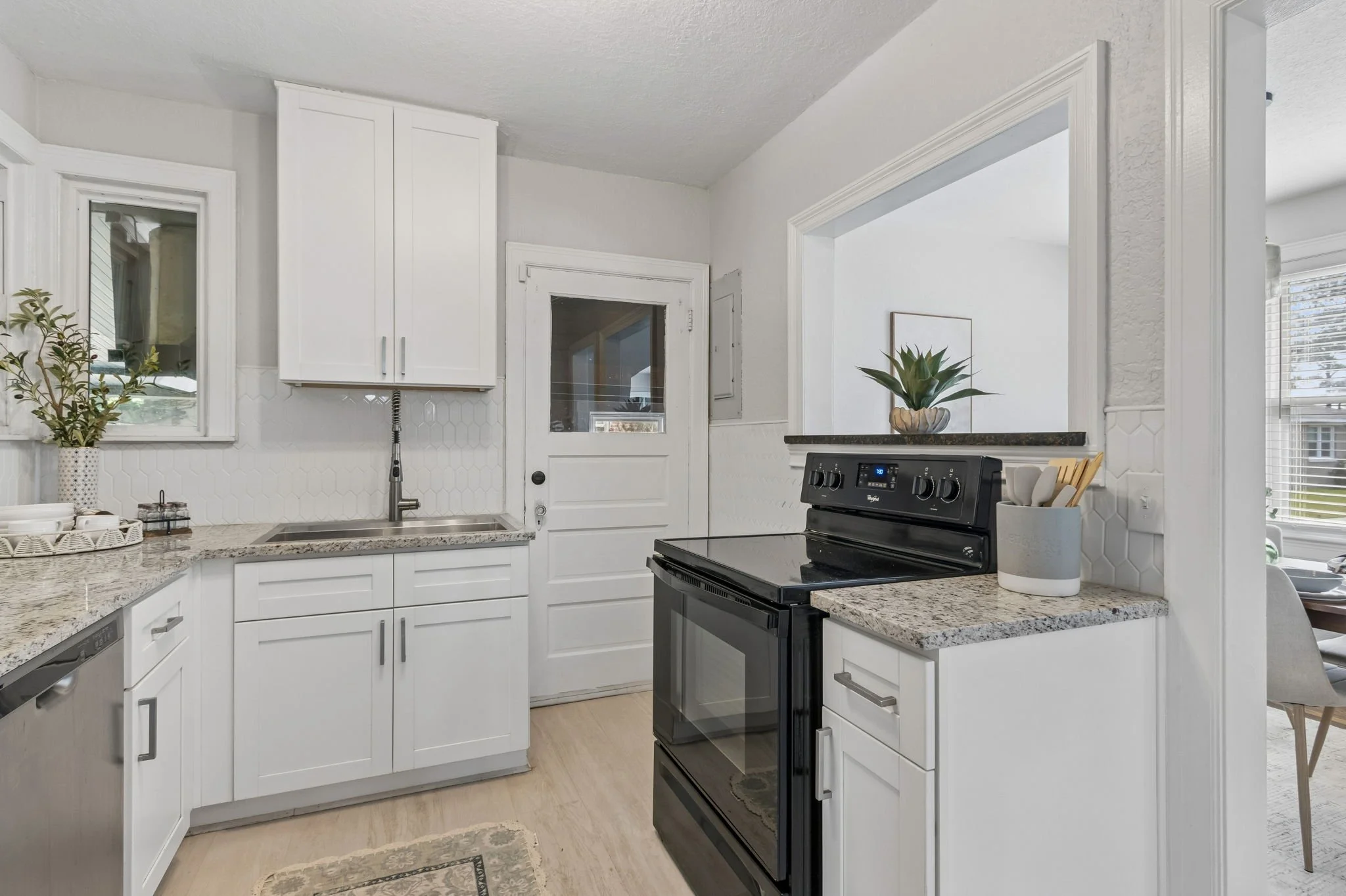 22-web-or-mls-2246 Redfern Rd-21.jpg