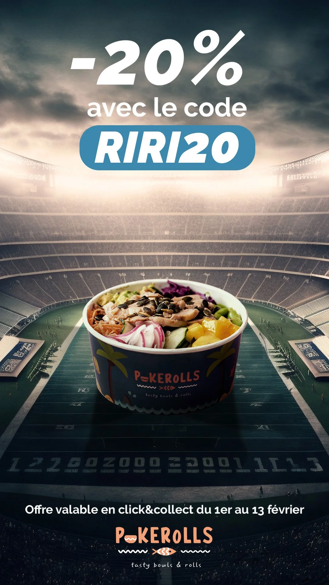 Une offre promotionnelle pour une réduction de 20% avec un code RIRI20, affichée dans un stade de football, avec un bol de salade contenant divers ingrédients comme du poulet, des légumes, et des graines, de la marque Pokerolls, valable du 1er au 13 février.
