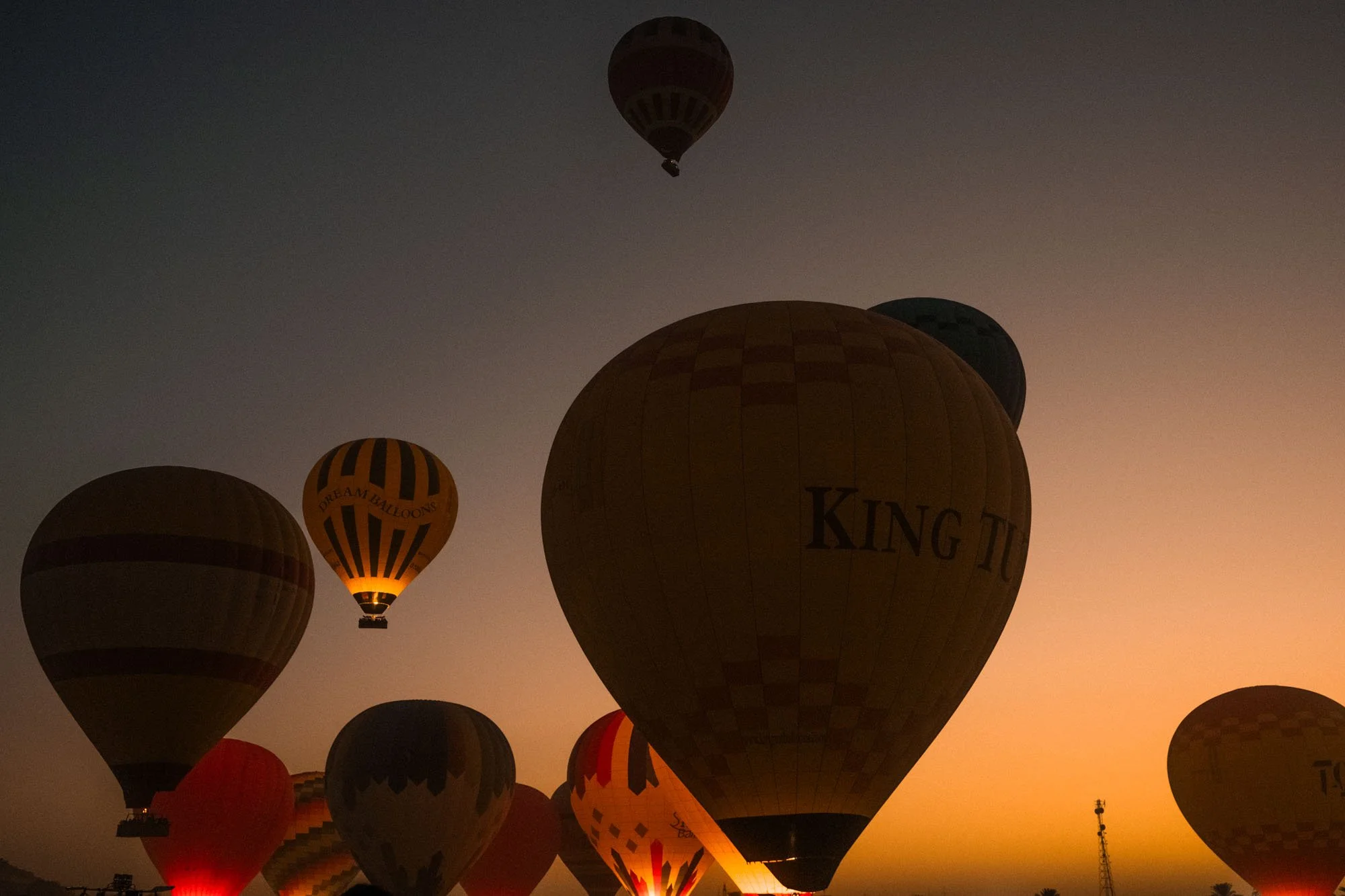 Montgolfières colorées flottant dans le ciel au coucher du soleil en egypte